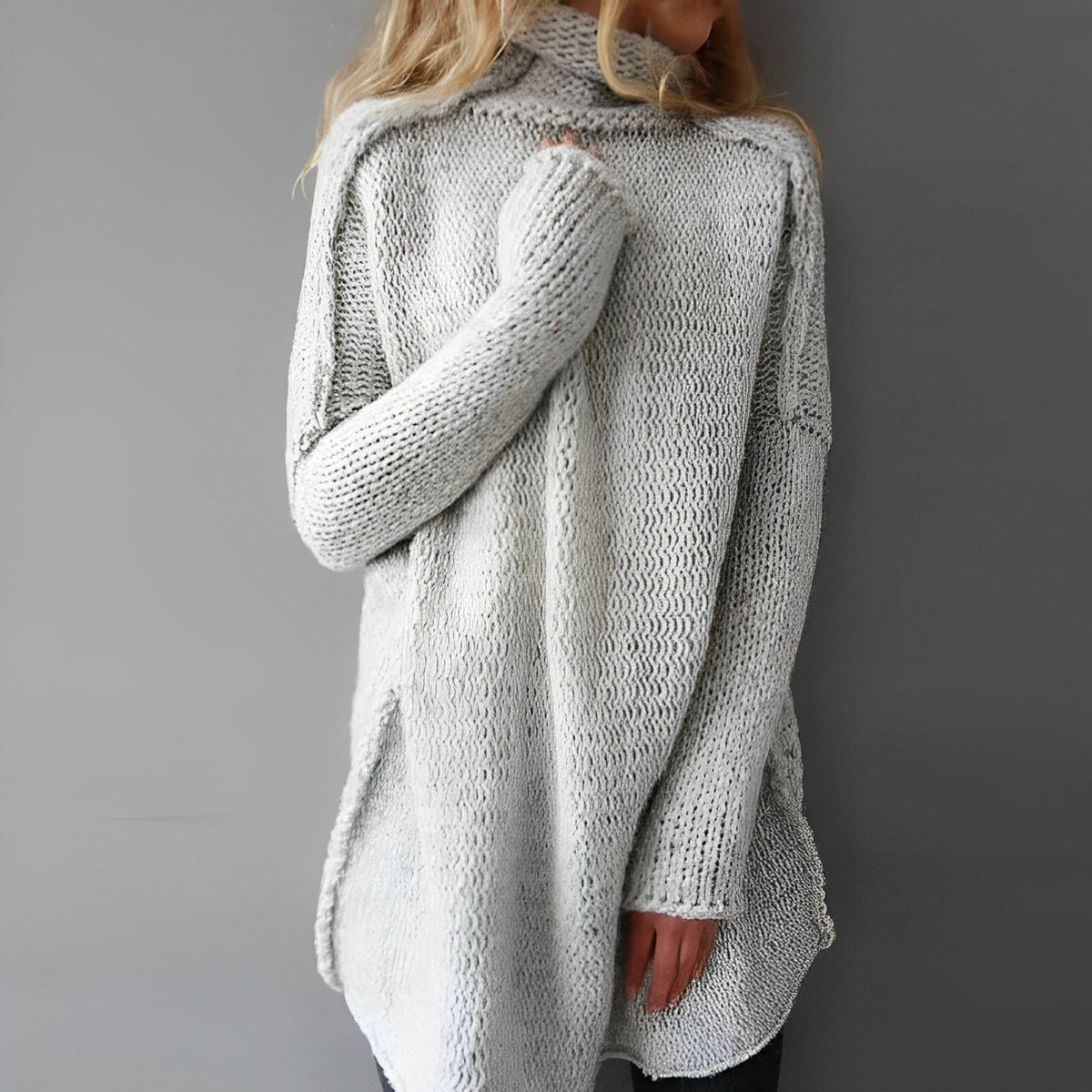 Ciepły oversize sweter damski z golfem - Nora Front