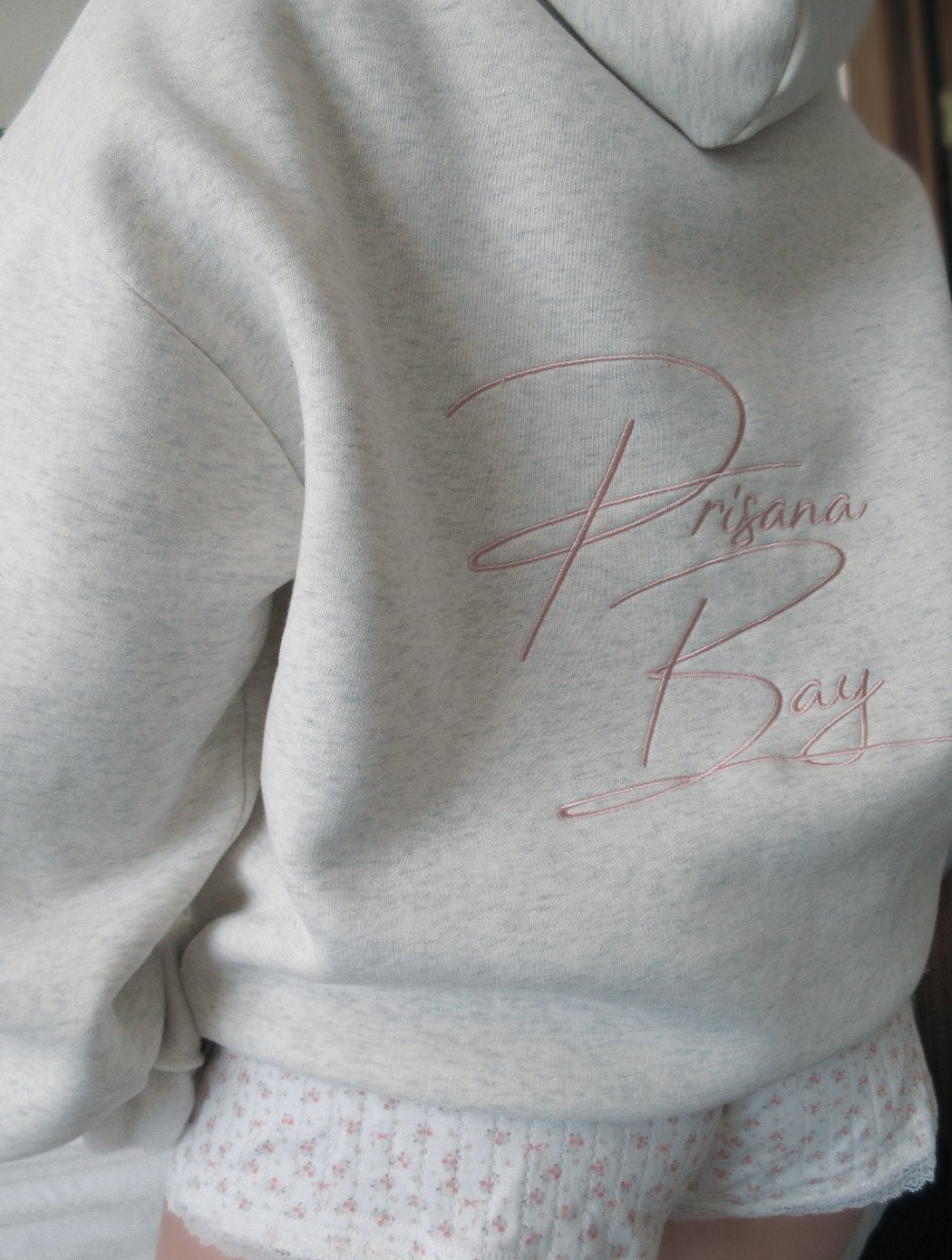 Miękki hoodie damski z haftem - Gemma Back