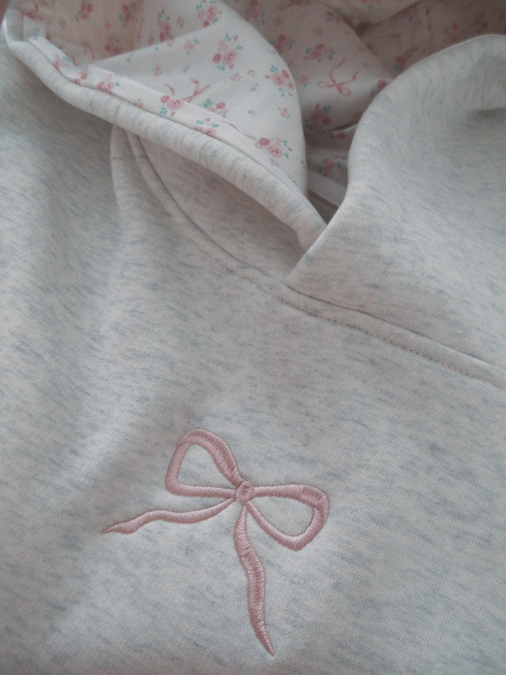 Miękki hoodie damski z haftem - Gemma Detail