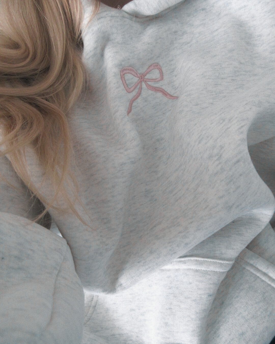 Miękki hoodie damski z haftem - Gemma Front