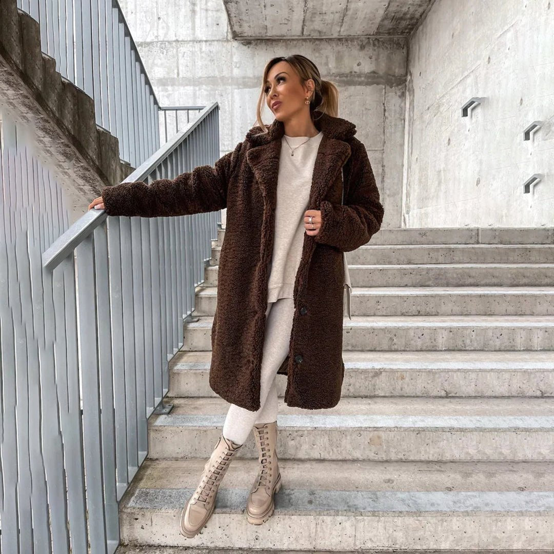 Miękki płaszcz długi zimowy teddy damski - Elodie Side