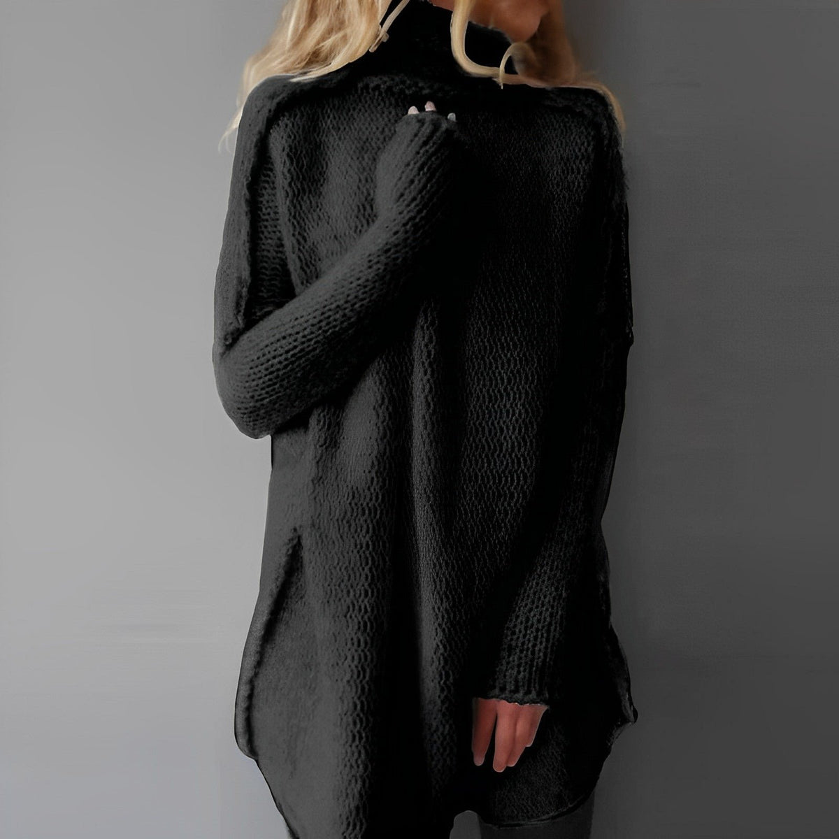 Ciepły oversize sweter damski z golfem - Nora Detail