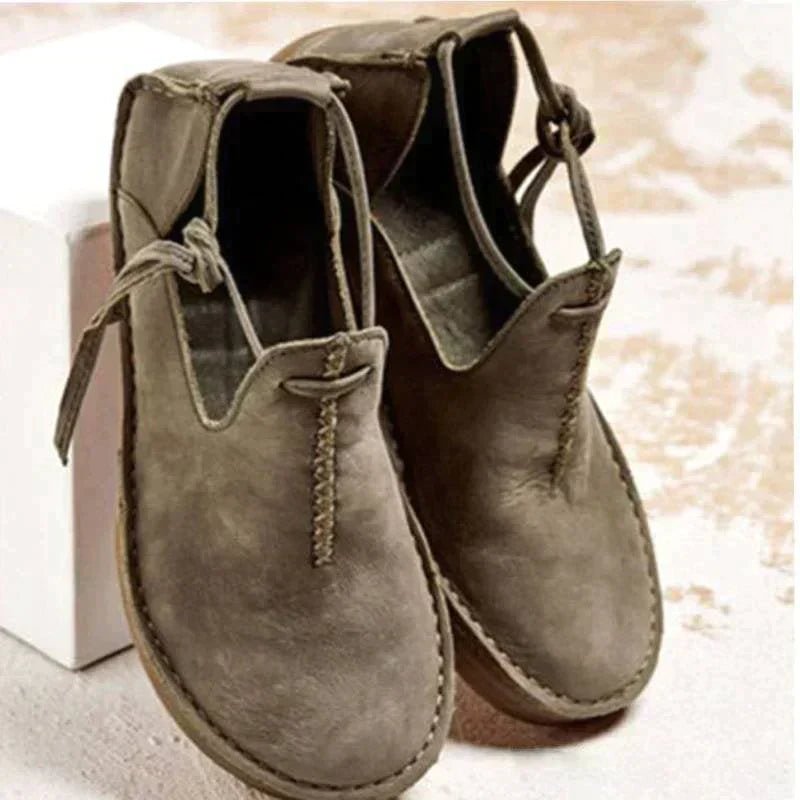 Klasyczne skórzane buty damskie na jesień - Cora Front