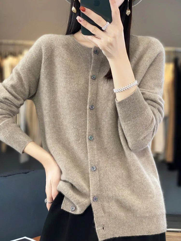 Klasyczny sweter damski z guzikami - Alina Back