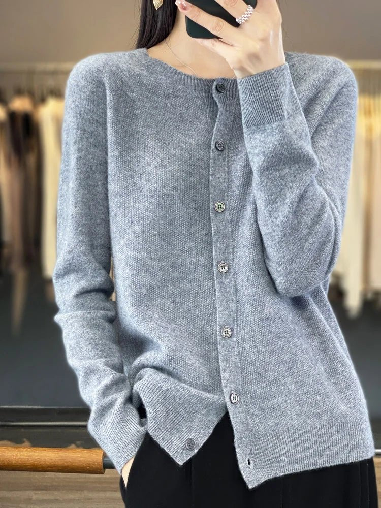 Klasyczny sweter damski z guzikami - Alina Front
