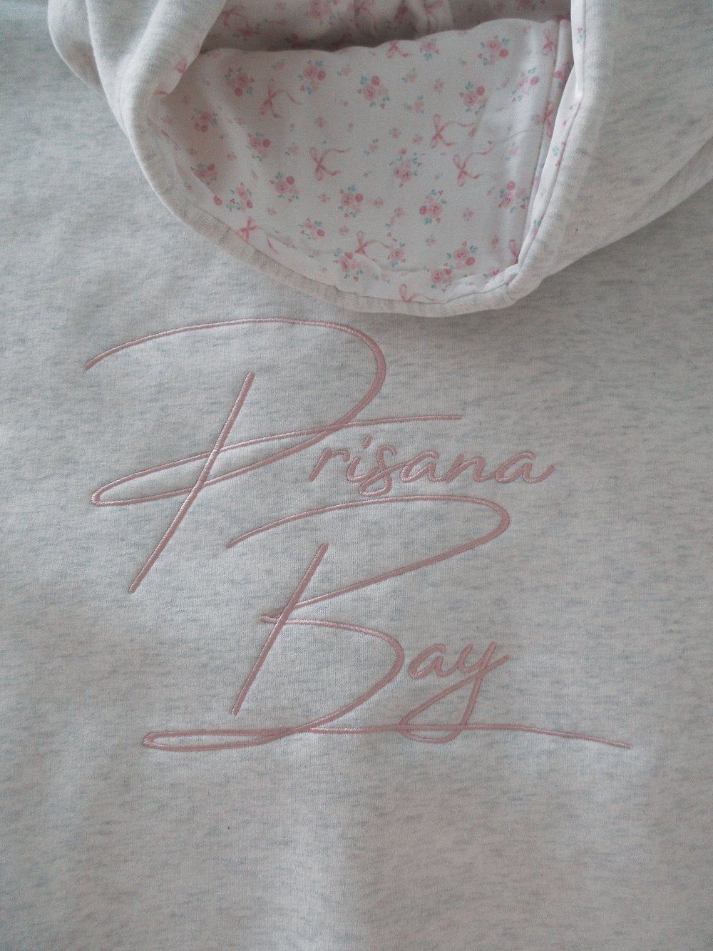 Miękki hoodie damski z haftem - Gemma Hero