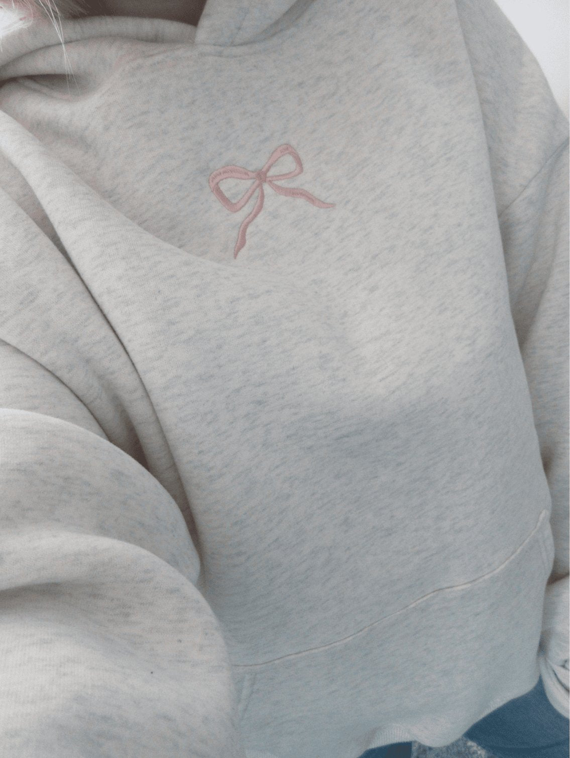 Miękki hoodie damski z haftem - Gemma Side