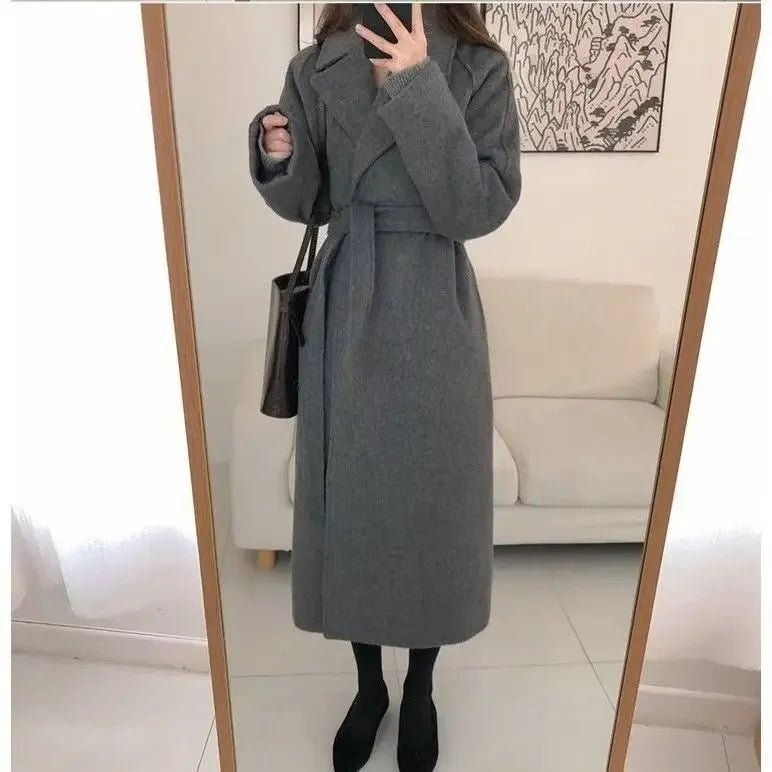 Wełniany płaszcz damski z paskiem i szerokimi rękawami - Elodie Lifestyle